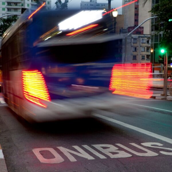Federação de Transportes promove debate sobre impactos do fim da escala 6×1 no setor