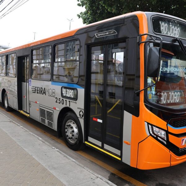 Feira de Santana recebe seis novos ônibus com ar-condicionado para reforçar o transporte coletivo