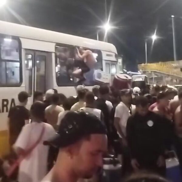 Flagrante mostra usuários pulando janelas de ônibus no São João de Natal
