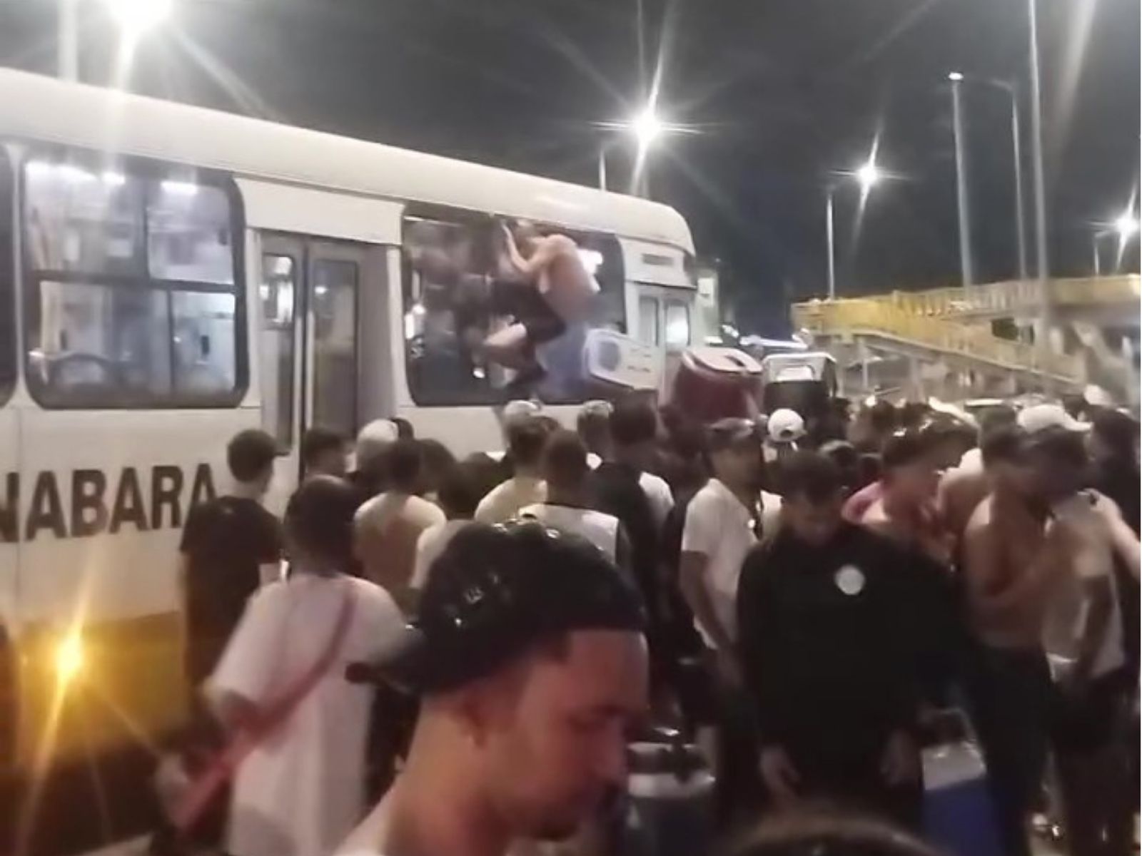 Flagrante mostra usuários pulando janelas de ônibus no São João de Natal