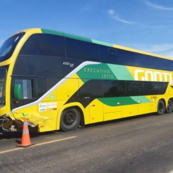 Homem morre após colisão entre carro e ônibus da Gontijo na BR-262 em Minas Gerais