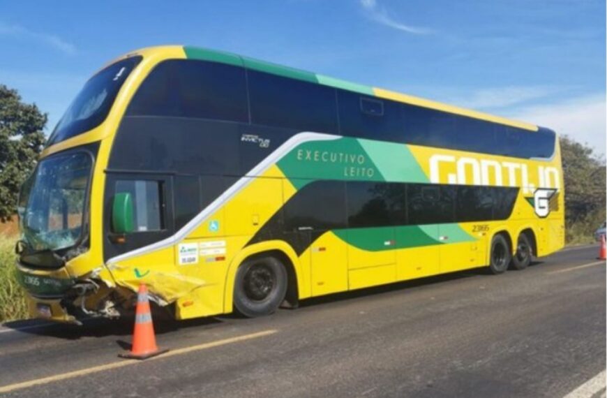 Homem morre após colisão entre carro e ônibus da Gontijo na BR-262 em Minas Gerais