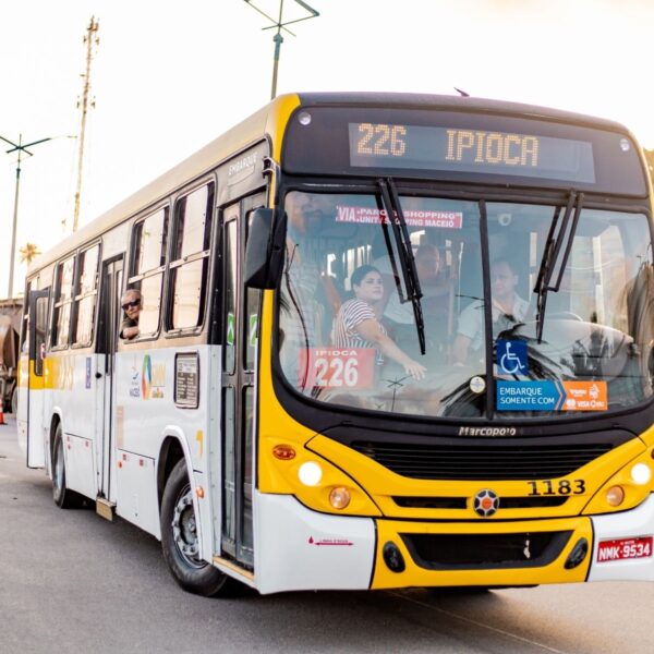 Maceió aprova projeto que proíbe uso de caixas de som e celulares sem fone nos ônibus