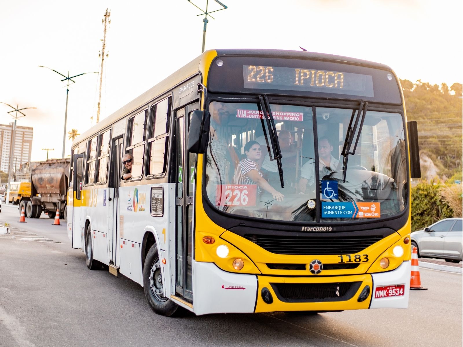 Maceió aprova projeto que proíbe uso de caixas de som e celulares sem fone nos ônibus