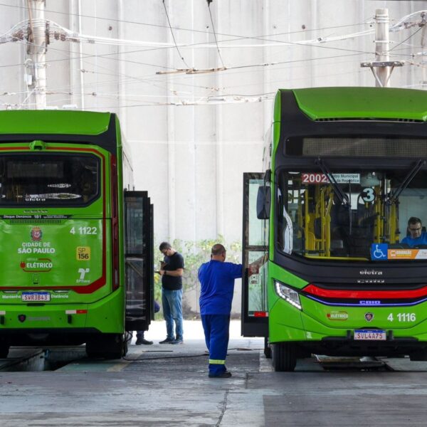 Mercado de ônibus elétricos cresce 12% em 2026 e mantém disputa entre BYD, Eletra e Caio