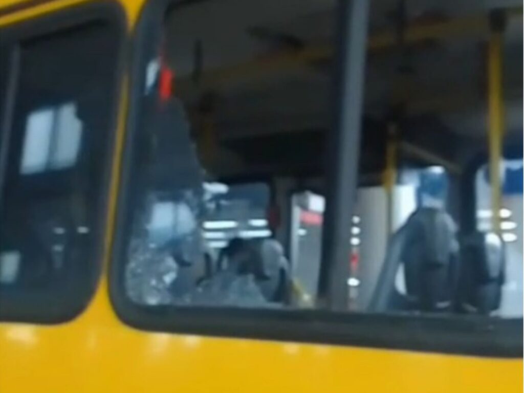 Motorista fica ferido após ataque a ônibus do transporte público em Salvador