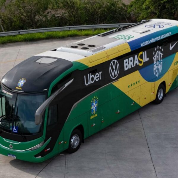 Ônibus Volkswagen da Seleção Brasileira quebra durante deslocamento de jogadores no Rio