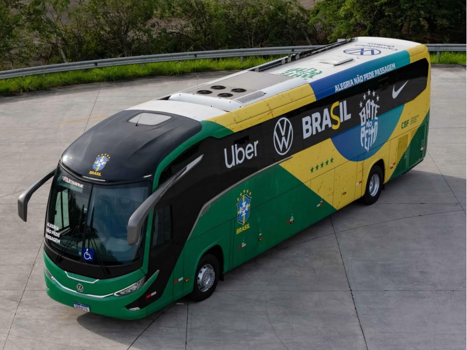 Ônibus Volkswagen da Seleção Brasileira quebra durante deslocamento de jogadores no Rio
