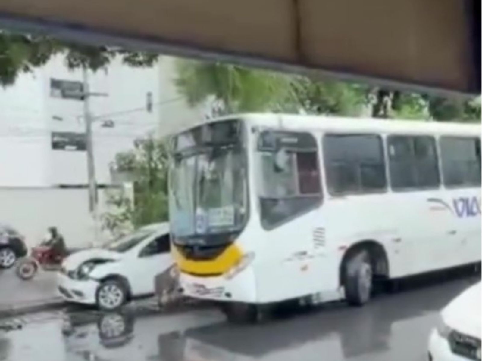 Ônibus da Via Sul se envolve em acidente com vários veículos na Avenida Antônio Basílio, em Natal