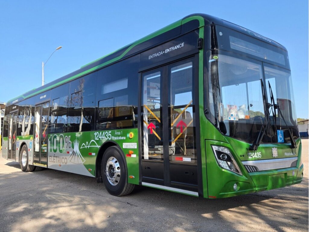 Ônibus elétricos começam a circular no Distrito Federal e atendem 25 mil passageiros por dia