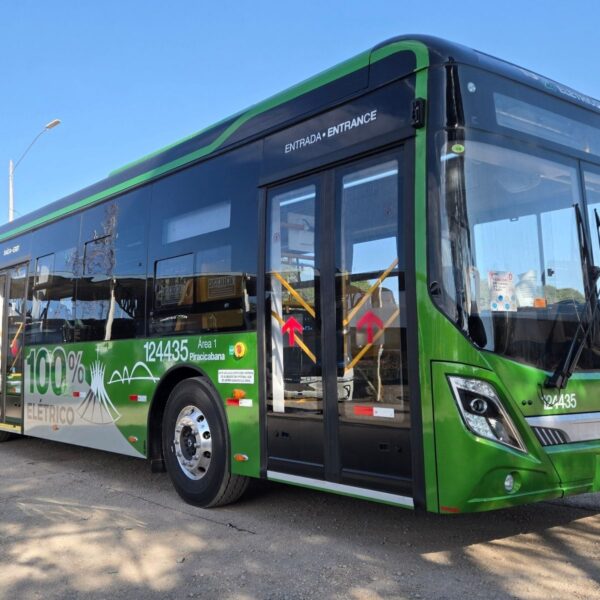 Ônibus elétricos começam a circular no Distrito Federal e atendem 25 mil passageiros por dia