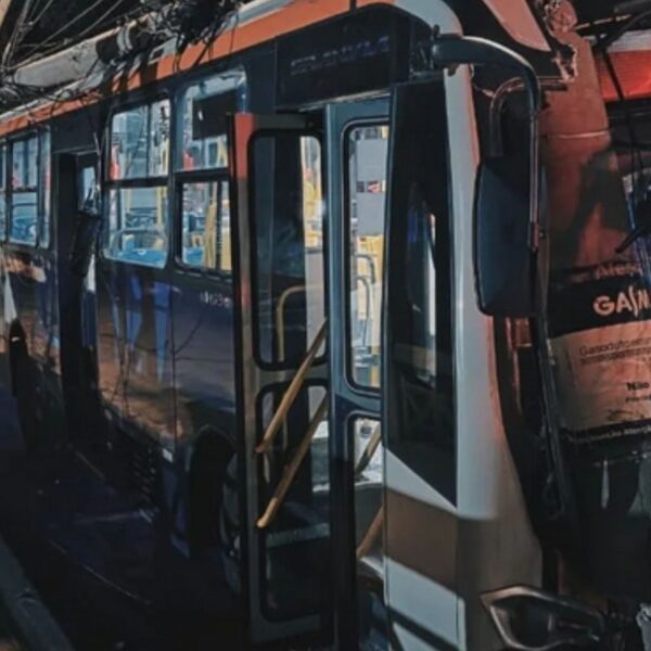 Ônibus se envolve em acidente com carros e poste em cruzamento movimentado de Belo Horizonte