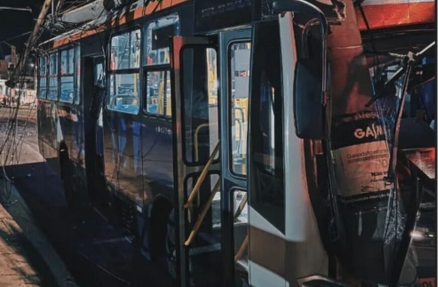 Ônibus se envolve em acidente com carros e poste em cruzamento movimentado de Belo Horizonte