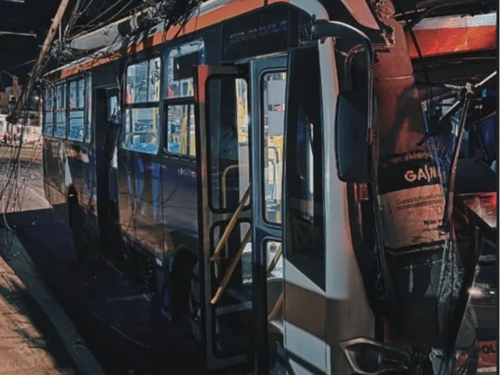 Ônibus se envolve em acidente com carros e poste em cruzamento movimentado de Belo Horizonte