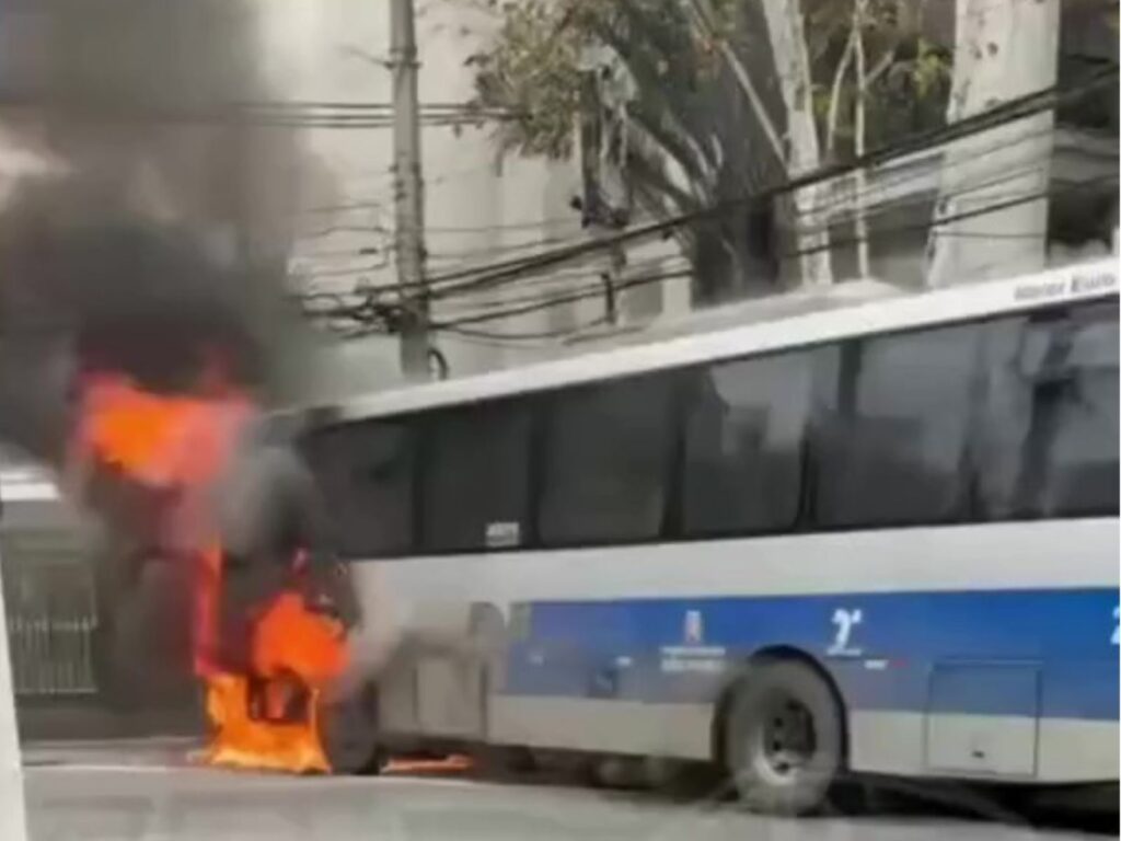 Pane elétrica provoca incêndio em ônibus da frota urbana de São Paulo