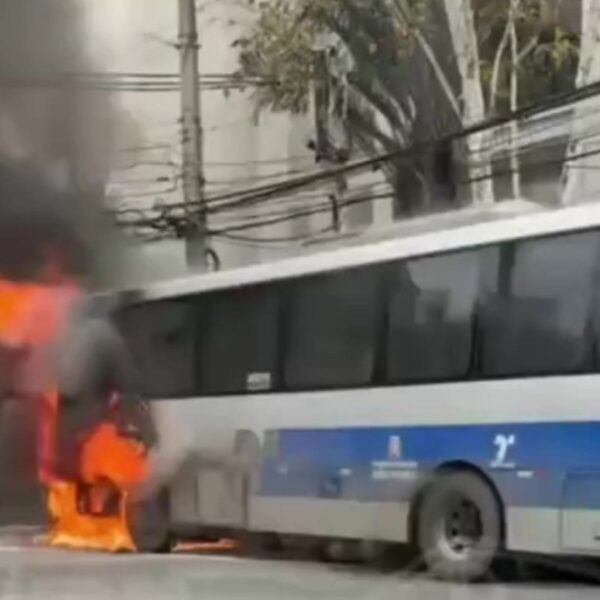 Pane elétrica provoca incêndio em ônibus da frota urbana de São Paulo