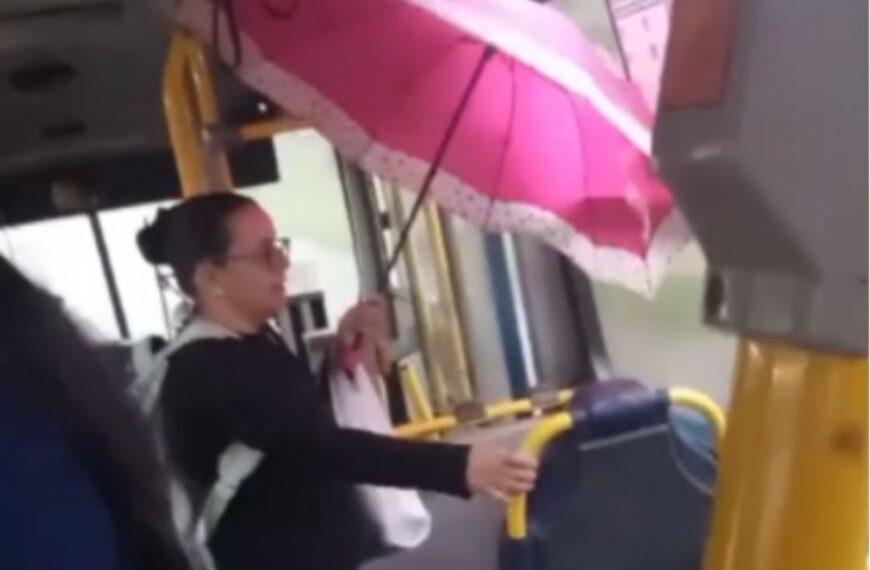 Passageira usa guarda-chuva dentro de ônibus em Araçariguama