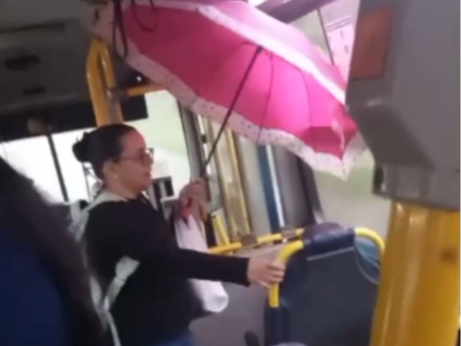 Passageira usa guarda-chuva dentro de ônibus em Araçariguama