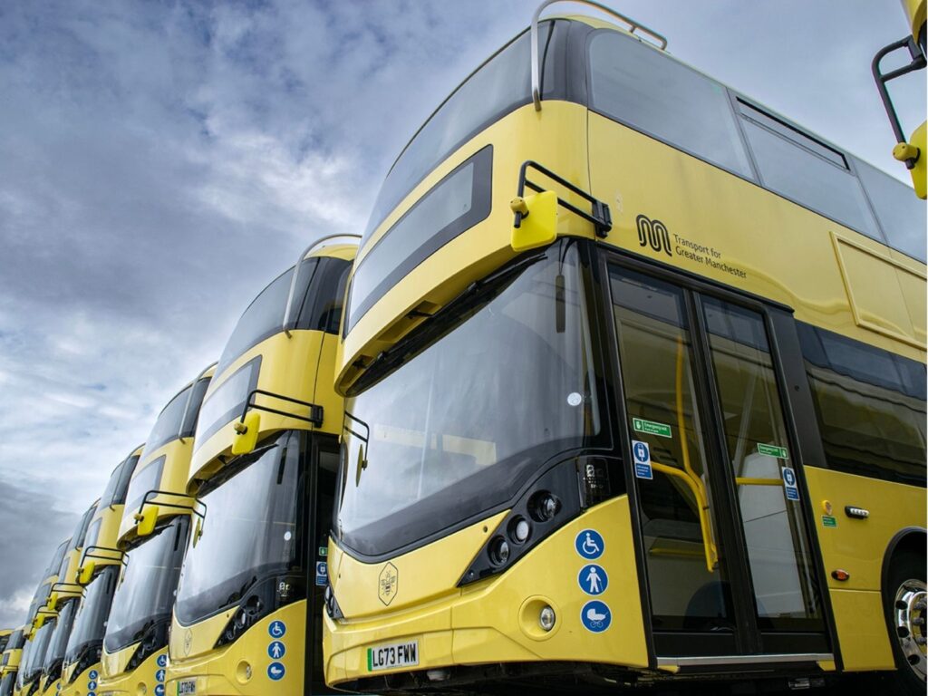 Transporte público reestatizado vira marca da ascensão política de Andy Burnham