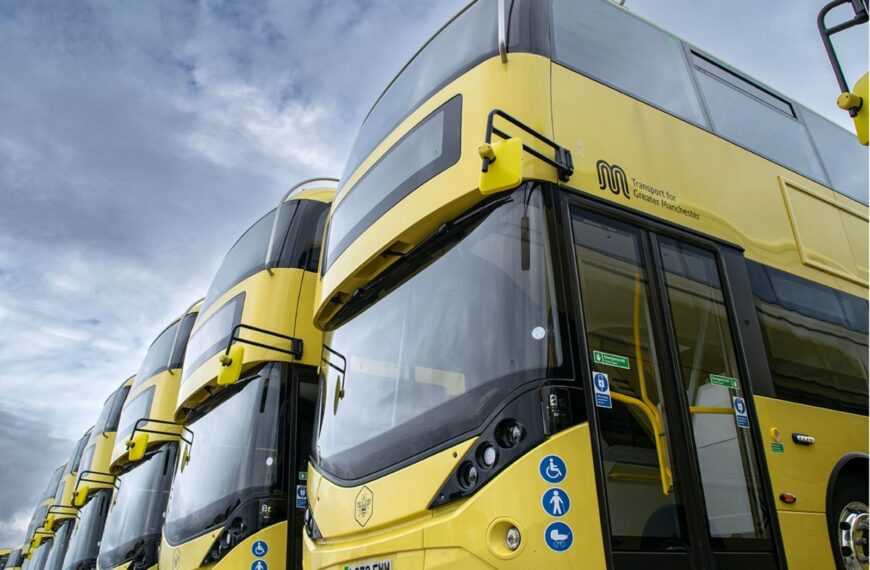 Transporte público reestatizado vira marca da ascensão política de Andy Burnham