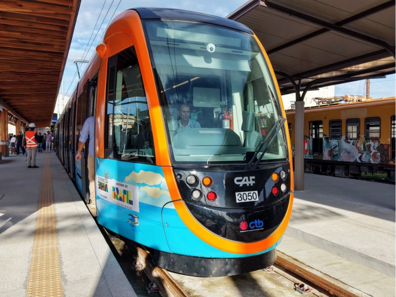 VLT de Salvador inicia operação assistida com embarque de passageiros no primeiro trecho