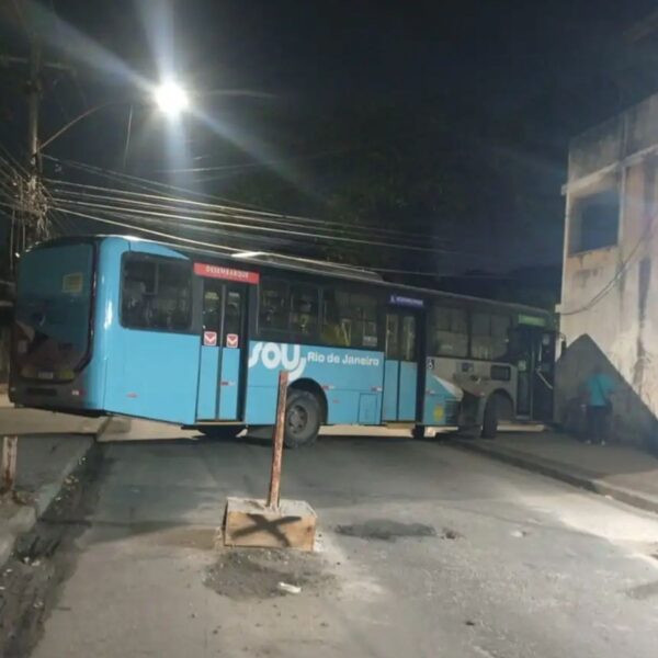 Ação policial na Zona Oeste do Rio impacta seis linhas de ônibus após bloqueios em vias
