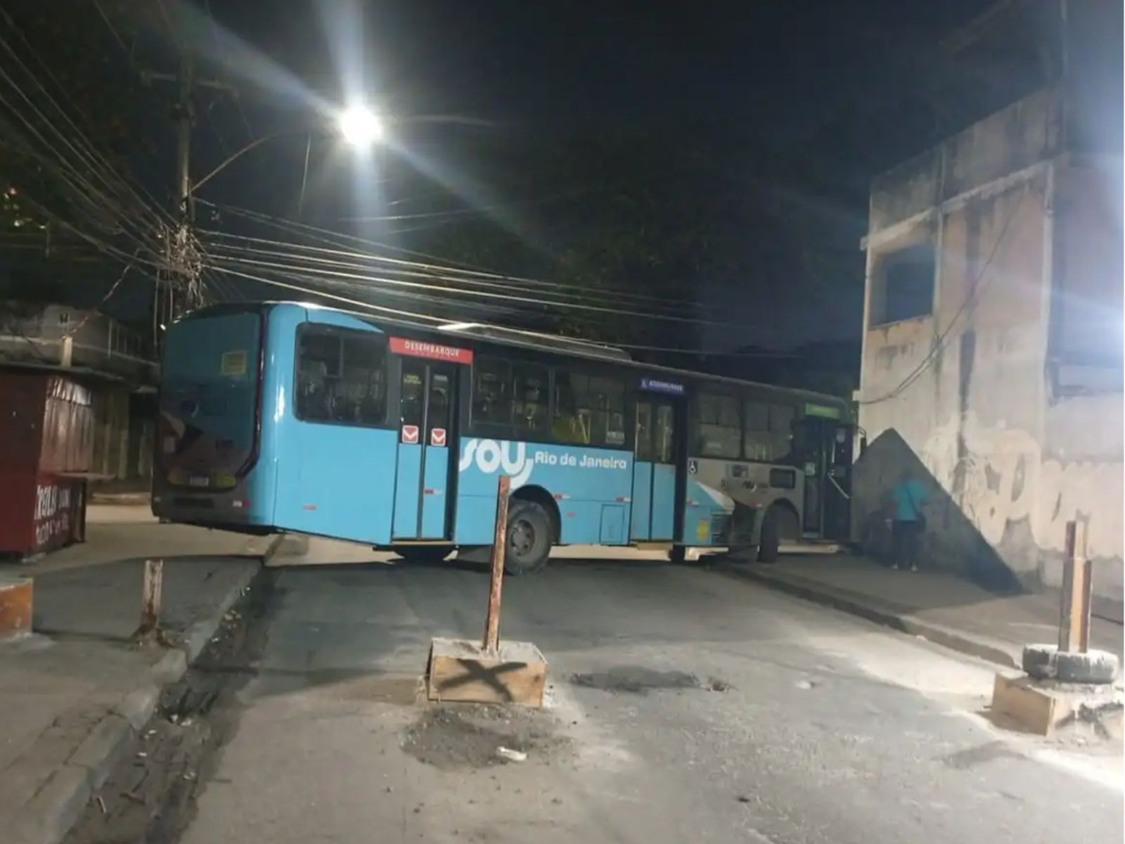 Ação policial na Zona Oeste do Rio impacta seis linhas de ônibus após bloqueios em vias
