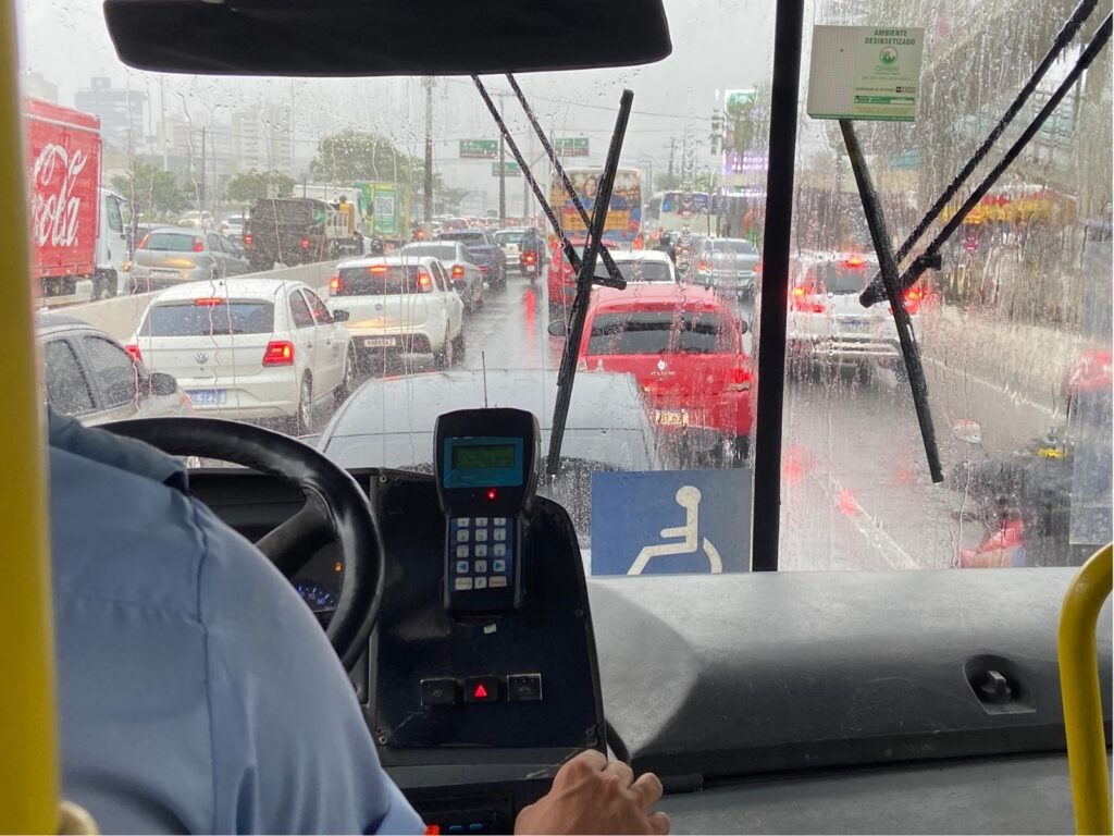Fim da escala 6x1 pode elevar custos do transporte em R$ 12 bilhões por ano, estima CNT