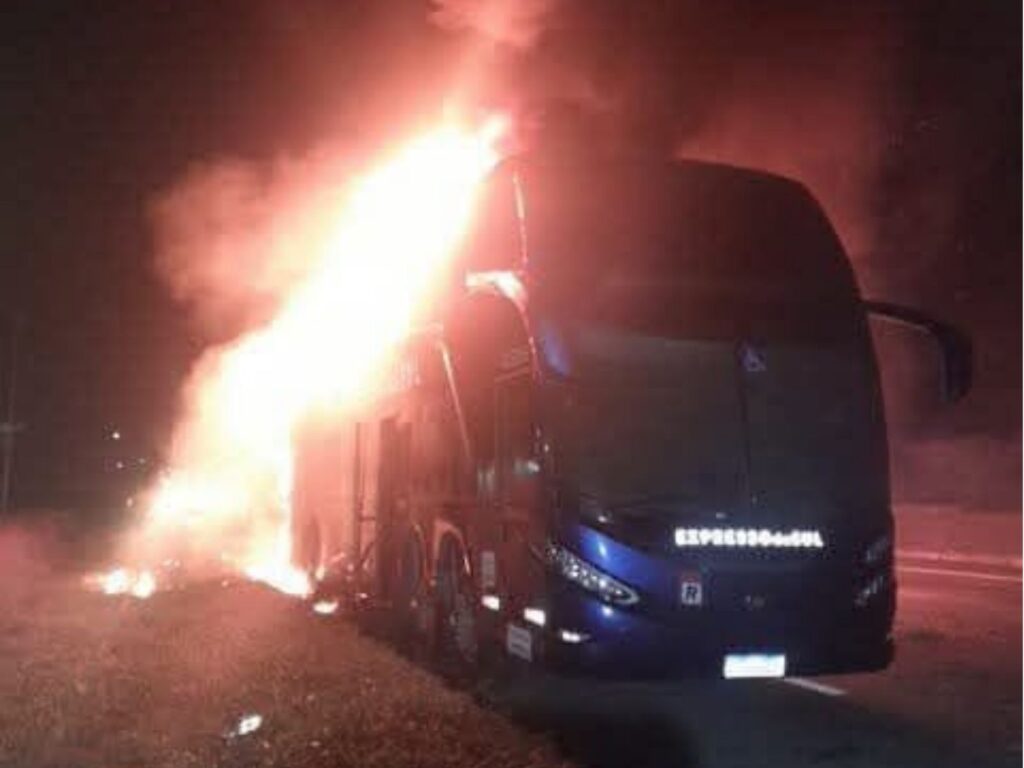 Incêndio destrói ônibus da Expresso do Sul na Via Dutra durante a madrugada