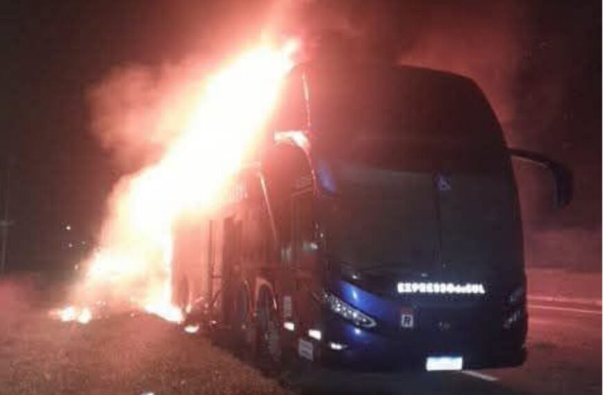 Incêndio destrói ônibus da Expresso do Sul na Via Dutra durante a madrugada