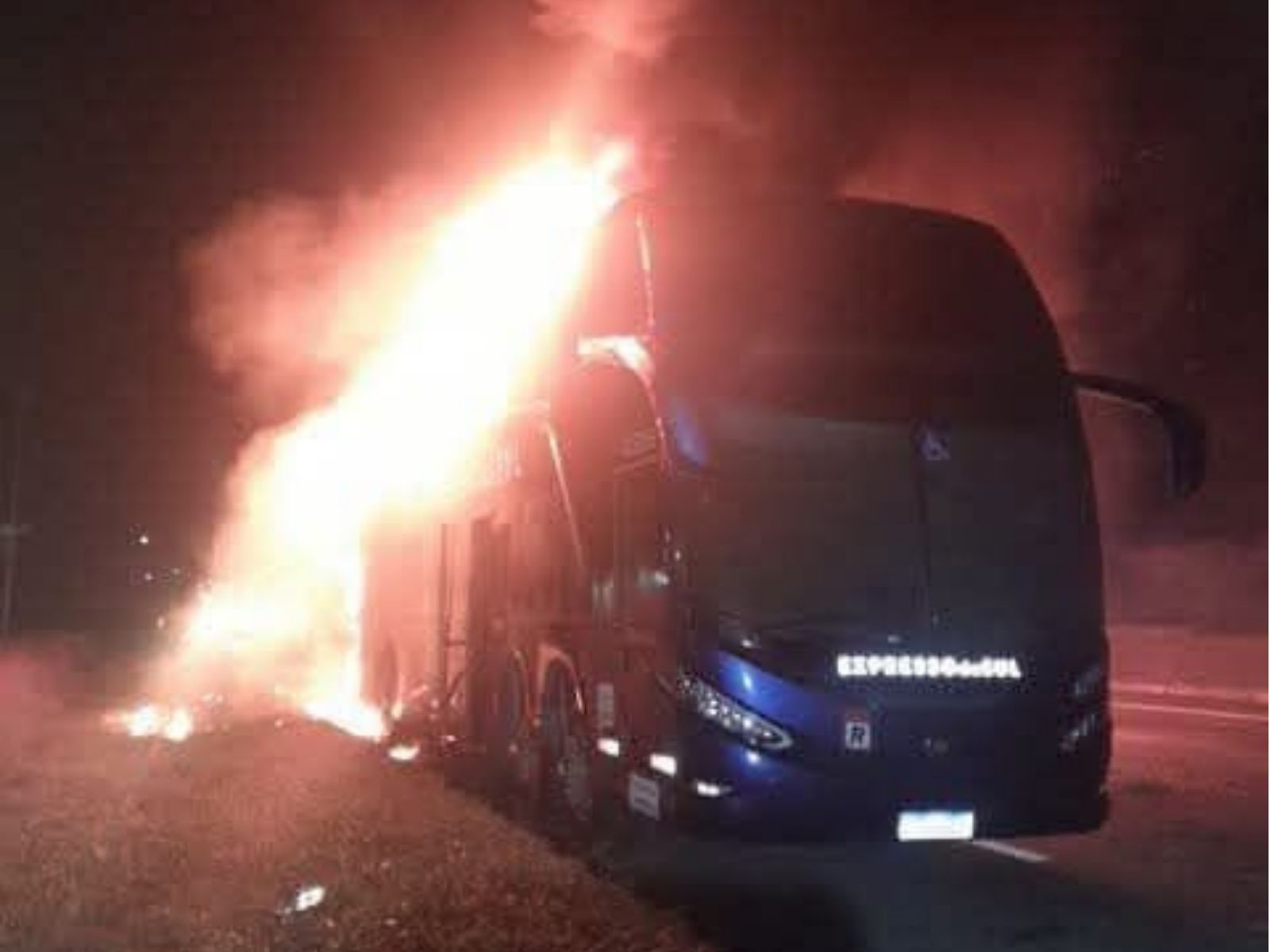 Incêndio destrói ônibus da Expresso do Sul na Via Dutra durante a madrugada