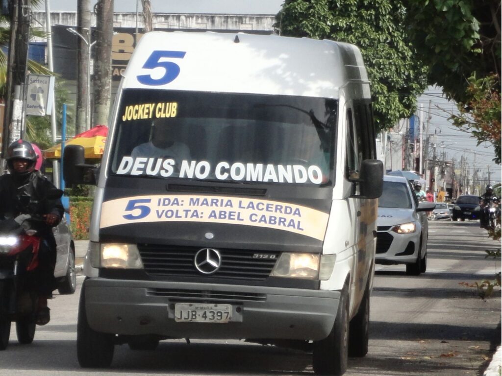 Interbairros de Parnamirim seguem operando com vans e veículos com mais de 20 anos