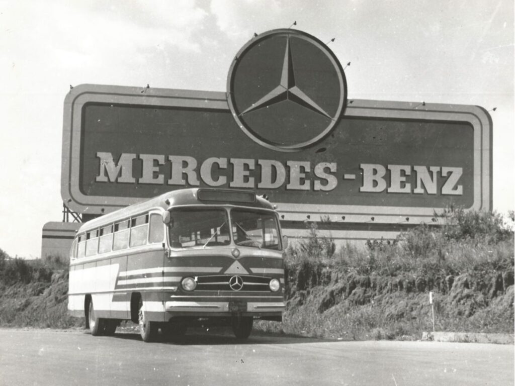 Mercedes-Benz completa 70 anos no Brasil com 800 mil ônibus produzidos e liderança no setor