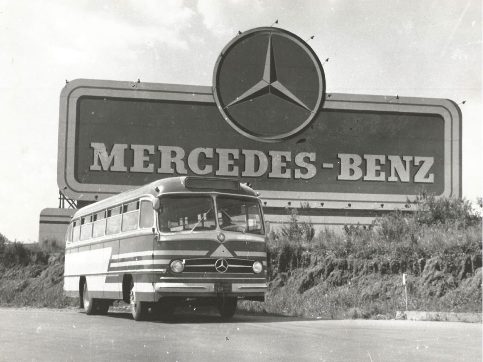 Mercedes-Benz completa 70 anos no Brasil com 800 mil ônibus produzidos e liderança no setor