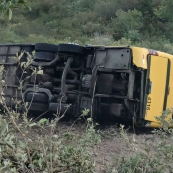 Ônibus com mais de 40 romeiros tomba em Canindé e provoca duas mortes