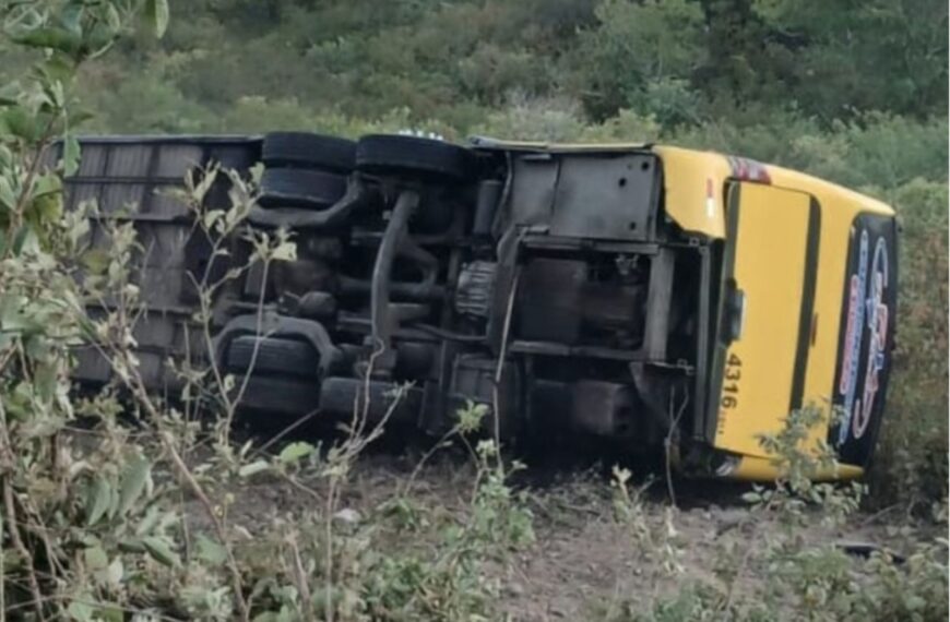Ônibus com mais de 40 romeiros tomba em Canindé e provoca duas mortes