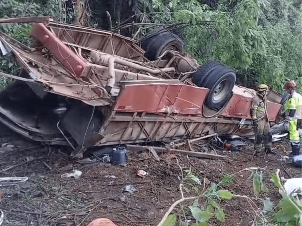 Ônibus com trabalhadores rurais tomba na SP-215 e deixa duas mortes