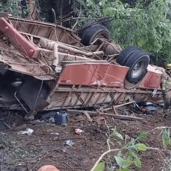 Ônibus com trabalhadores rurais tomba na SP-215 e deixa duas mortes
