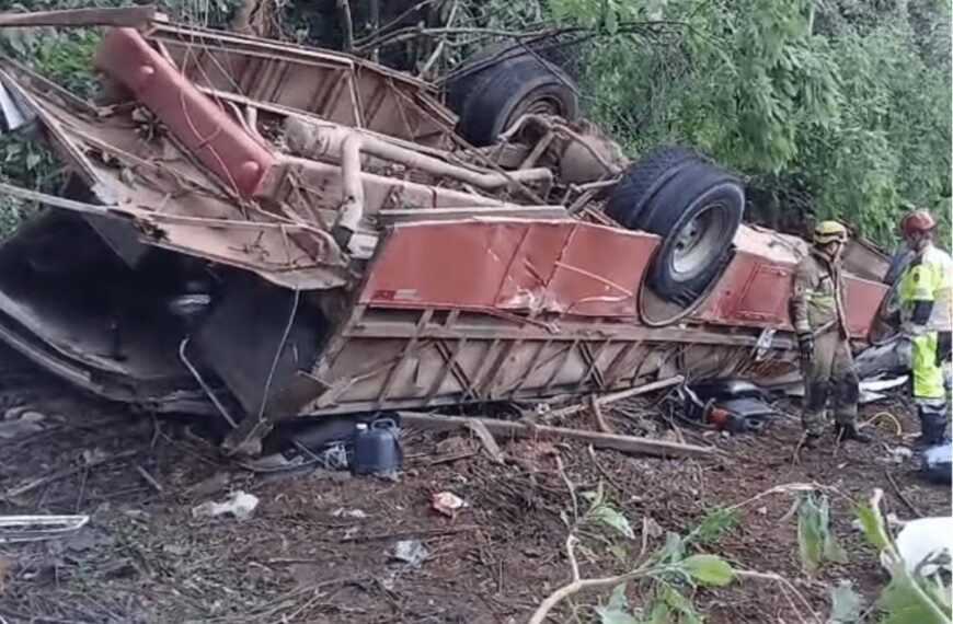 Ônibus com trabalhadores rurais tomba na SP-215 e deixa duas mortes