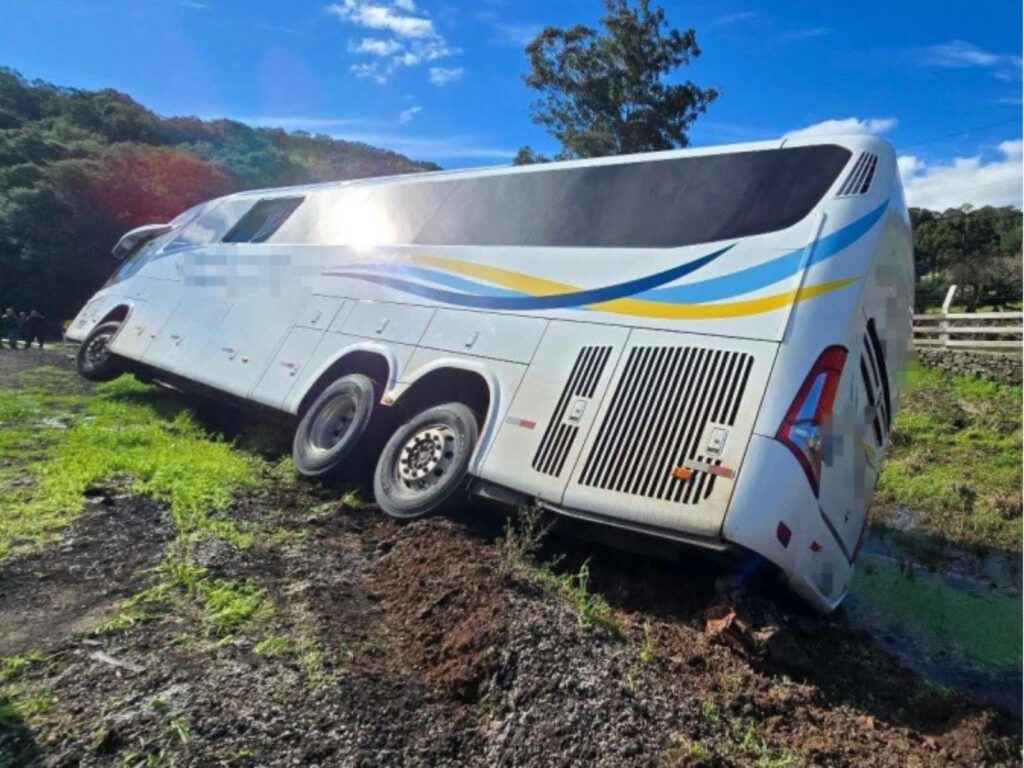 Ônibus da Ouro e Prata cai em córrego após motorista desviar de caminhão no Rio Grande do Sul