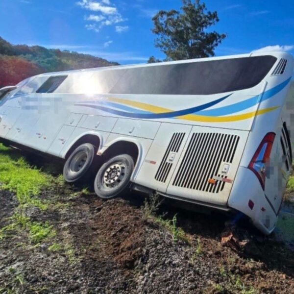 Ônibus da Ouro e Prata cai em córrego após motorista desviar de caminhão no Rio Grande do Sul