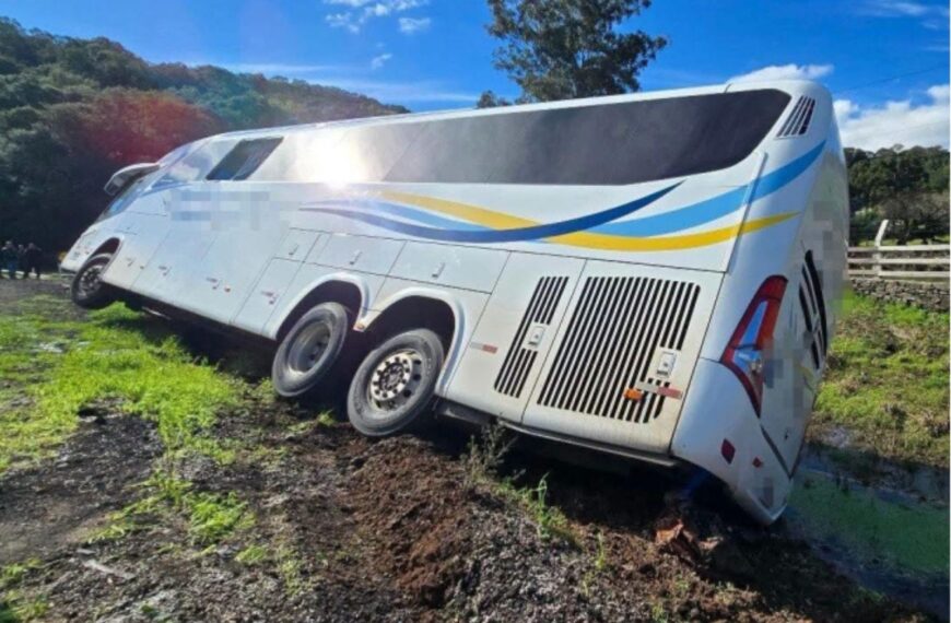 Ônibus da Ouro e Prata cai em córrego após motorista desviar de caminhão no Rio Grande do Sul