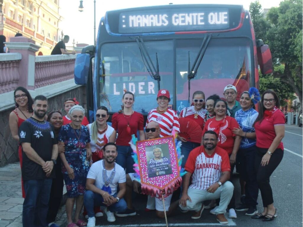 Ônibus inspirado nos bois Caprichoso e Garantido promove passeio com idosos em Manaus