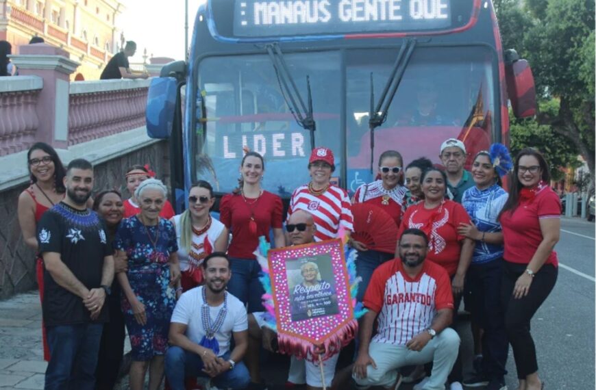 Ônibus inspirado nos bois Caprichoso e Garantido promove passeio com idosos em Manaus