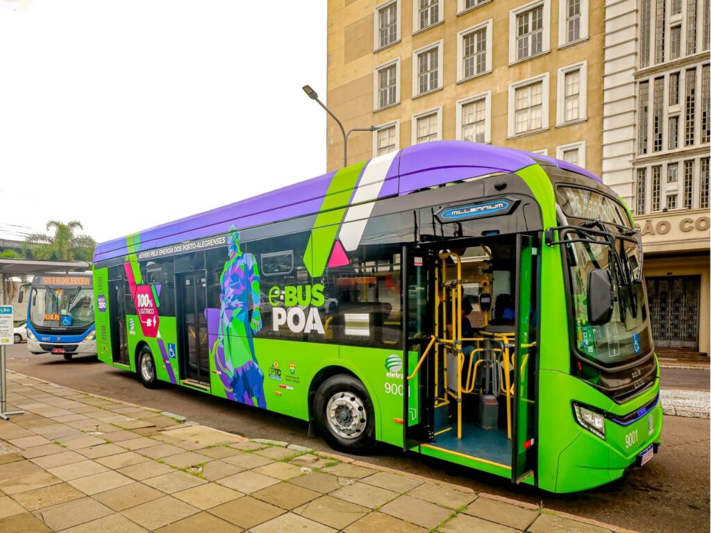 Porto Alegre assina financiamento de R$ 447,7 milhões para compra de 100 ônibus elétricos