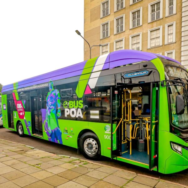 Porto Alegre assina financiamento de R$ 447,7 milhões para compra de 100 ônibus elétricos