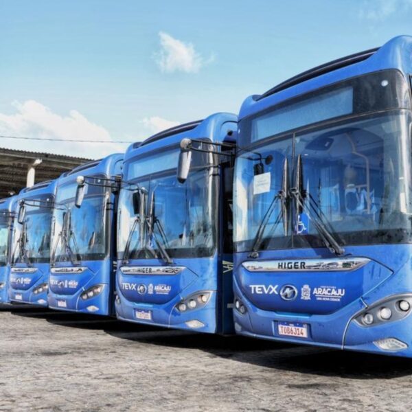 Prefeitura de Aracaju entrega novos ônibus elétricos e expande atendimento para mais 12 linhas