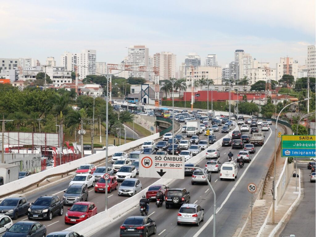 Tempo gasto no trânsito pesa cada vez mais no bolso dos brasileiros