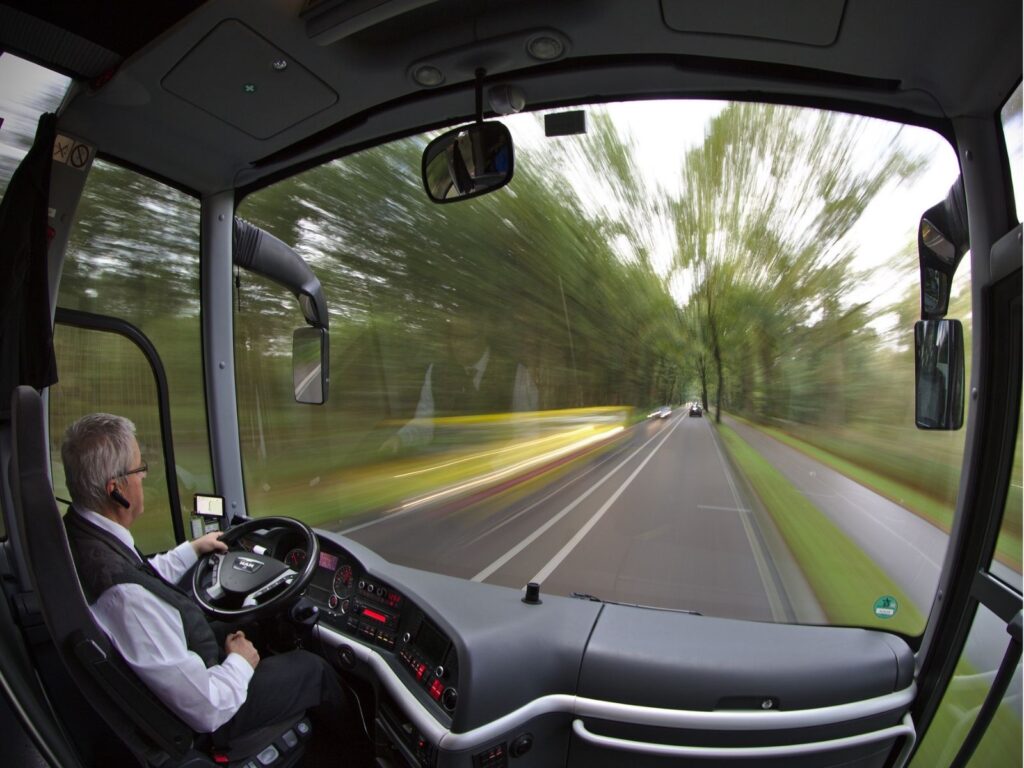 Transporte interestadual enfrenta déficit de 30% de motoristas e setor busca alternativas para atrair profissionais