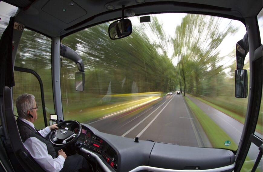 Transporte interestadual enfrenta déficit de 30% de motoristas e setor busca alternativas para atrair profissionais